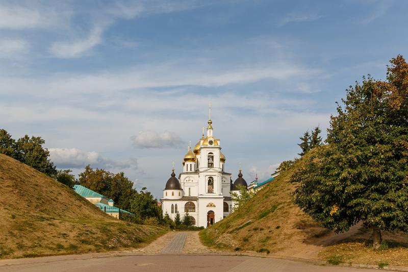 Валы Дмитровского кремля и Успенский собор